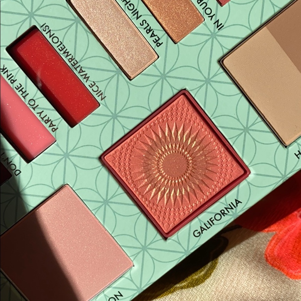 NWT BENEFIT Party Like Flockstar face palette LTD - Picture 8 of 8